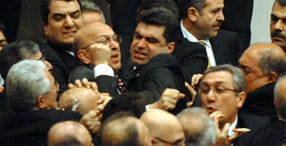 MHP'liden AKP'liye kafa