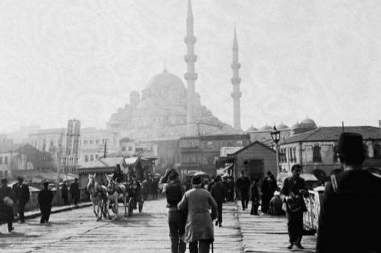 Her gece uyumadan önce katibine kitap okuturdu. Uykuya dalmadan önce “Kâfi” derdi. 
