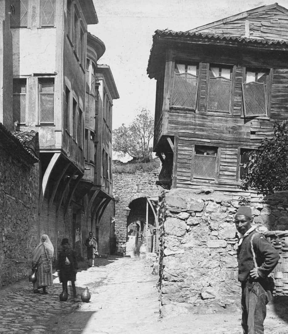 Manzara ve çiçek resimlerinden hoşlanır ve portre çizerdi. Güzel tablo koleksiyonları vardı. 