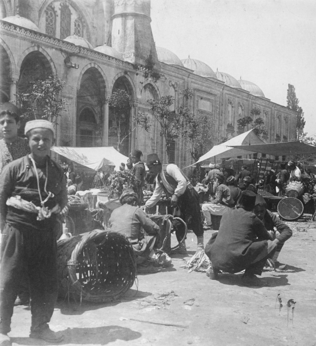 Yıldız’daki kütüphanesinde, yabancı dillerde Türkiye hakkında yazılmış -yaklaşık 6 bin adet-, telif hakkı ödenmiş eser koleksiyonu ve Avrupa'da çıkan gazeteler bulunuyordu. 