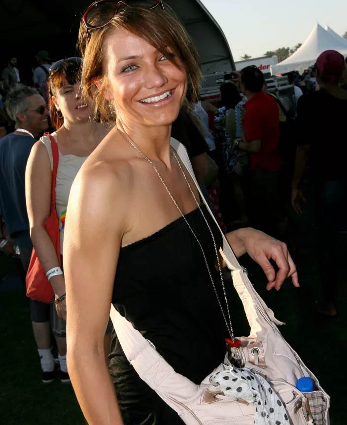 <p>3.Şu anki moda için tuhaf sayılabilecek ama o zamanın tarzıyla şık Cameron Diaz…</p>
