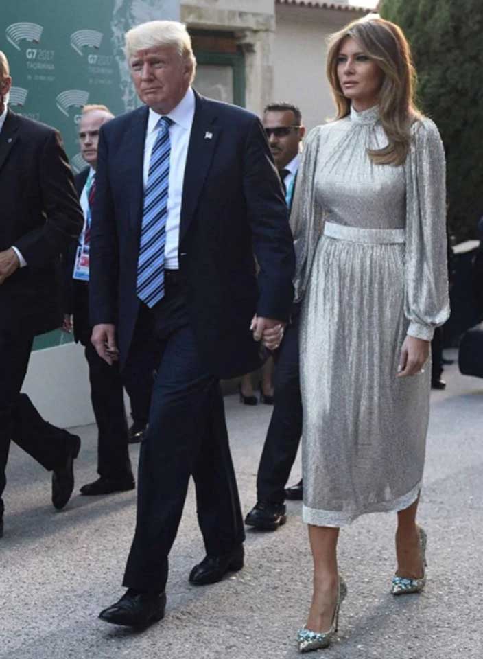 Ben en çok boynundan tamamen kapalı metalik Dolce&Gabanna tasarımı bu parçayı beğendim. Gerçekten onun davet stillerinin baştacı olacak bir parça. Ve yine aynı tasarımcıdan çıkma.