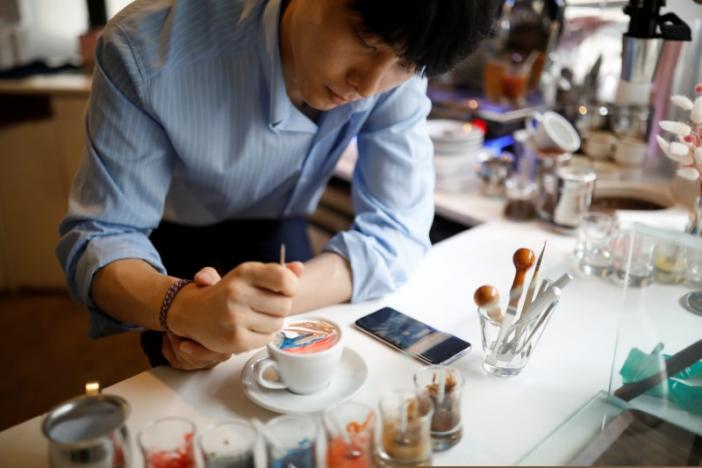 26 yaşındaki barista Lee-Kang Bin bildiğimiz kahveyi yaptıktan sonra işin içine biraz da sanat katmayı ihmal etmiyor.