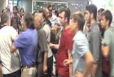 Metroda gergin anlar! Yumruk yumruğa...