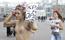 Sokakta yar� <br>��plak ko�tular