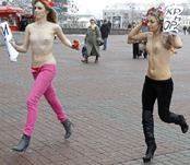 Sokakta yar� <br>��plak ko�tular