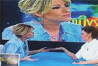 ZEHRA GiZLiCE SENiN  ŞARKINI DiNLiYORDU