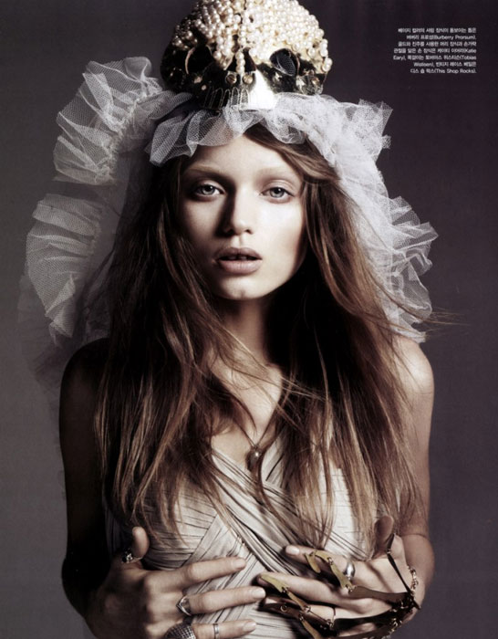 Abbey Lee'nin güzel kemikleri