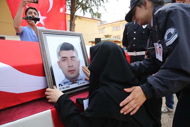 Gaziantep şehitlerinin uğurlama töreninde yürek yakan anlar!