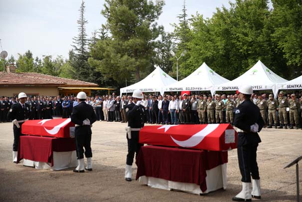 Gaziantep şehitlerinin uğurlama töreninde yürek yakan anlar!