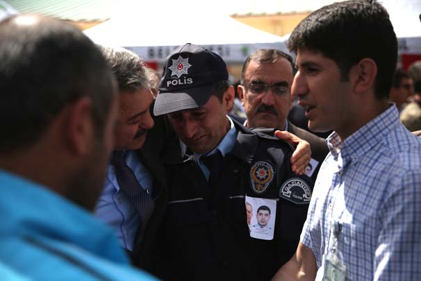 Gaziantep şehitlerinin uğurlama töreninde yürek yakan anlar!