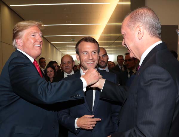 NATO zirvesinde ErdoÄan, Trump ve Macron'dan samimi sohbet