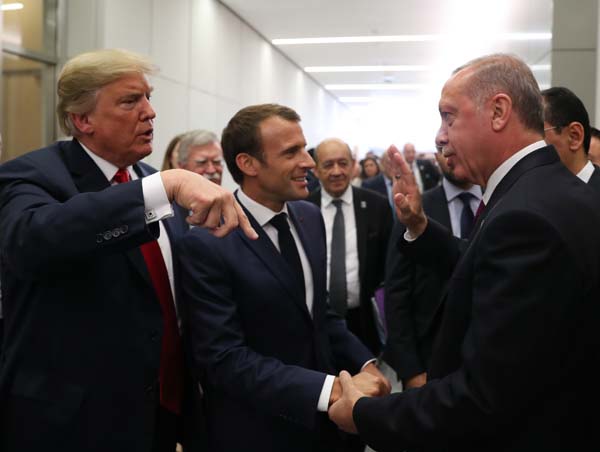 NATO zirvesinde ErdoÄan, Trump ve Macron'dan samimi sohbet