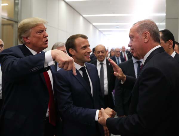 NATO zirvesinde ErdoÄan, Trump ve Macron'dan samimi sohbet