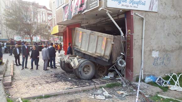 SÄ±cak asfalt yÃ¼klÃ¼ kamyon kuafÃ¶re daldÄ±! SonrasÄ± korkunÃ§...