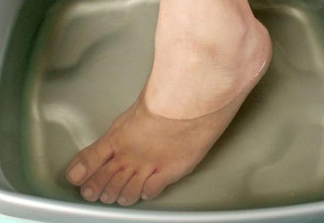 Ayaklar için buzlu su banyosu nasıl uygulanır?