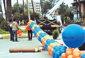 Adana’da miting alanını süsleyecek balonlar PTT binasında hazırlandı.