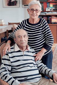 Mülkiyeliler Birliği’nin “2007 Mülkiye Büyük Ödülü”nü rahatsızlığı nedeniyle Aren’in yerine eşi Munise Aren almıştı