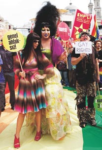 Hande Yener gökkuşağı bayrağı üzerinde poz verdi.