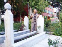 Okul bah�esinde tarikat mezar�...
