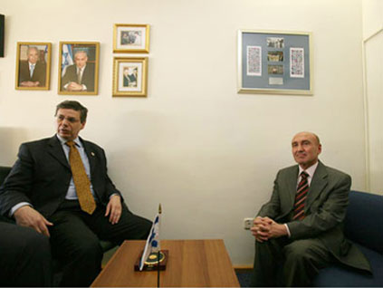 buyukelciyi-boyle-agirladilar-482928.Jpeg
