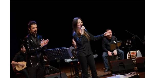 OKTAY ERTUĞRUL EŞİ UMUT AKYÜREK’LE BİRLİKTE SÖYLEDİ ...