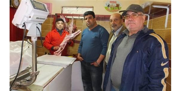 BURHANİYE’DE KASAP KARDEŞLERİN REKABETİ SEBEBİYLE ETİN FİYATI 15 LİRAYA
