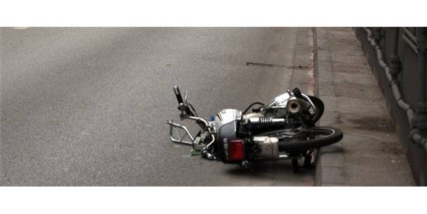 Antalya Motosiklet Kazası  - Antalya�nIn Gazipaşa Ilçesinde Otomobille Çarpışan Motosiklet Sürücüsü Durmuş Demiral�ıN (68) Yaşamını Yitirdiği Kazaya Ilişkin Güvenlik Kamerası Görüntüsü Ortaya Çıktı.