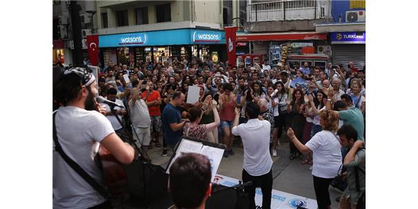 Kazım Koyuncu Konak'ta Şarkılarıyla Anıldı