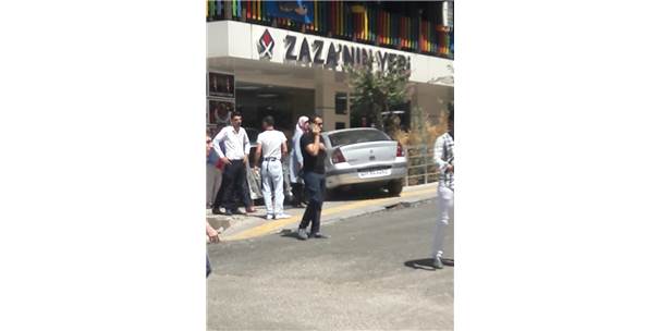 Kontrolden Çıkan Otomobil İş Yerine Girdi