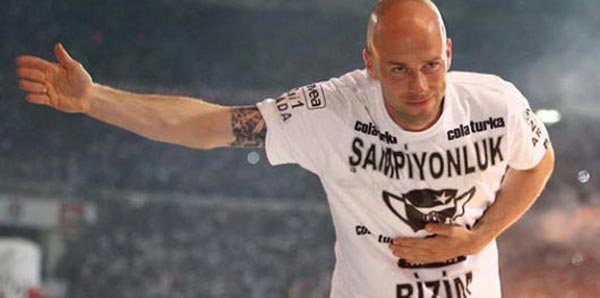 besiktas-taraftarindan-ernst-e-jest-2742860.Jpeg