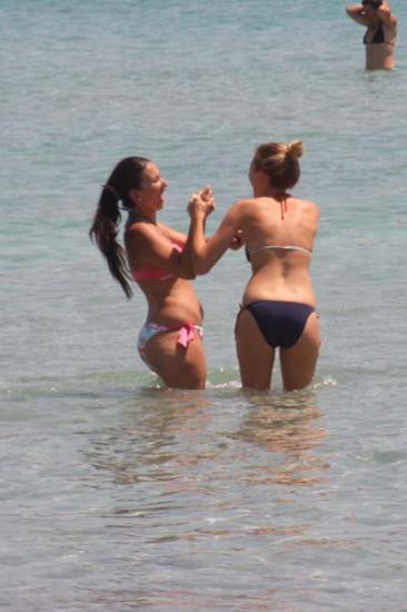 Selena dizisi oyuncusu Sinem Kobal bikinili resim