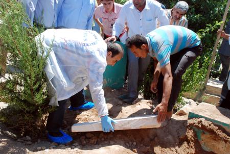 Cesedi ‘yaşıyor’ diye mezardan çıkardılar
