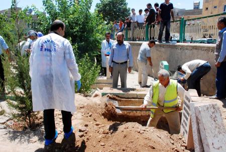 Cesedi ‘yaşıyor’ diye mezardan çıkardılar