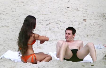 Messi, sevgilisi ile tatilde