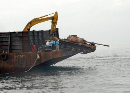 Çin malı tankları denize attılar