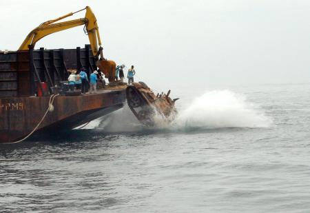 Çin malı tankları denize attılar