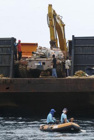 Çin malı tankları denize attılar