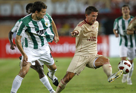 "http://i.milliyet.com.tr/SonDakikaHaberGaleriler/2010/08/19/galatasaray-0-karpaty-lviv-2-788789.Jpeg" grafik dosyası hatalı olduğu için gösterilemiyor.