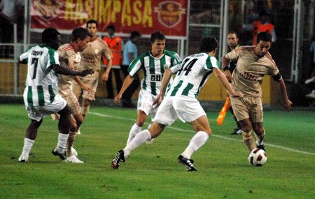 "http://i.milliyet.com.tr/SonDakikaHaberGaleriler/2010/08/19/galatasaray-0-karpaty-lviv-2-788801.Jpeg" grafik dosyası hatalı olduğu için gösterilemiyor.