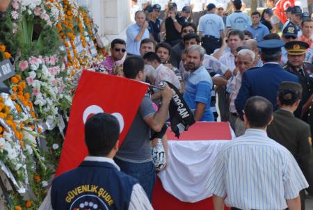 �ehit cenazesinde &ccedil;elenk gerginli�i
