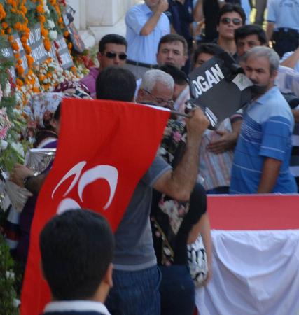 �ehit cenazesinde &ccedil;elenk gerginli�i