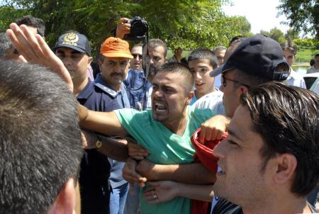 �ehit cenazesinde &ccedil;elenk gerginli�i