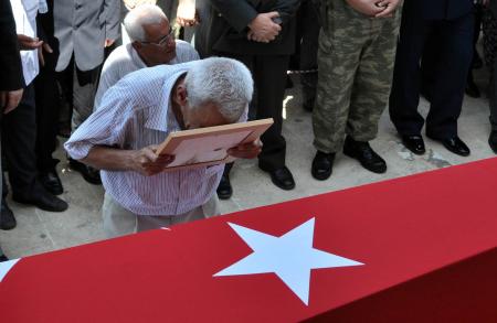 �ehit cenazesinde &ccedil;elenk gerginli�i