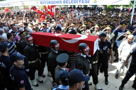 �ehit cenazesinde &ccedil;elenk gerginli�i