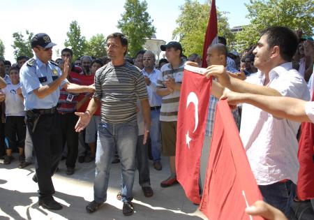 �ehit cenazesinde &ccedil;elenk gerginli�i