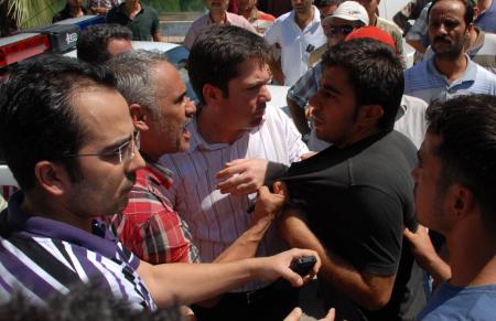�ehit cenazesinde &ccedil;elenk gerginli�i