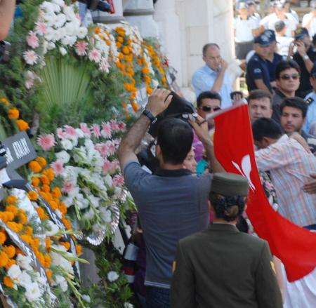 �ehit cenazesinde &ccedil;elenk gerginli�i