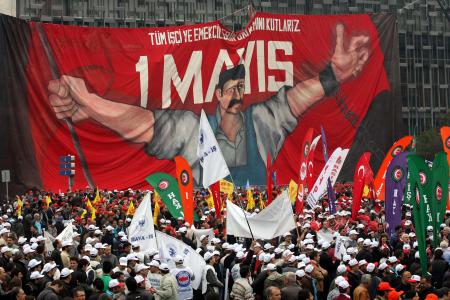 dort-koldan-gelen-kortejler-meydani-doldurdu-1313496.Jpeg