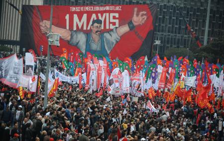 dort-koldan-gelen-kortejler-meydani-doldurdu-1313500.Jpeg